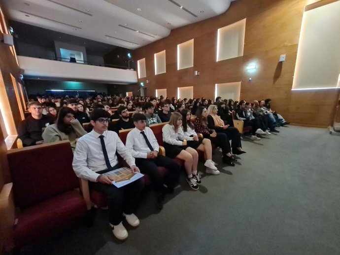 Κατά την πρεμιέρα της ταινίας στο Παγκύπριον Γυμνάσιον (για το Λύκειο)