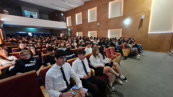 Κατά την πρεμιέρα της ταινίας στο Παγκύπριον Γυμνάσιον (για το Γυμνάσιο)